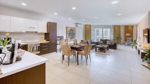 Eine moderne Wohnung mit Küche, Essbereich und Wohnzimmer.