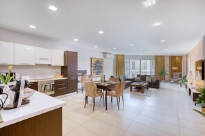 Eine moderne Wohnung mit Küche, Essbereich und Wohnzimmer.