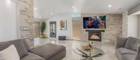 Fernseher, Kamin, Tischtennisplatte, Stereoanlage