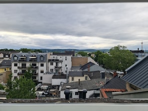 A residential area with multi-story buildings, some with balconies, and a clear view of the surrounding landscape. - Cityroom Studio 4 OG separt Bathroom EG 3 Person Neuwied Zentrum Stadtmitte (Neuwied)