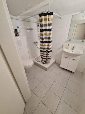 Towels, toilet paper - Cityroom Studio 4 OG separt Bathroom EG 3 Person Neuwied Zentrum Stadtmitte (Neuwied)
