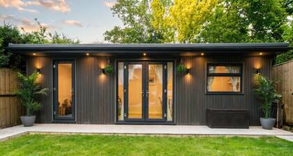 Garden Studio with Free Parking · Sleeps 4 · 10 Min to Hove Park