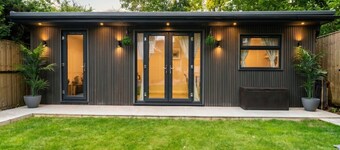 Garden Studio with Free Parking · Sleeps 4 · 10 Min to Hove Park