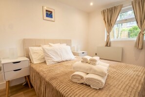 Iron/ironing board, travel cot, WiFi, bed sheets - Garden Studio with Free Parking · Sleeps 4 · 10 Min to Hove Park (Brighton and Hove)