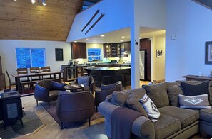 Living area - Charming 3-bedroom Tahoe Donner house in Truckee - perfect for families (Truckee)