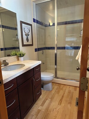 Bathroom - Charming 3-bedroom Tahoe Donner house in Truckee - perfect for families (Truckee)