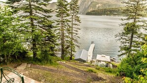 A scenic overlook with a view of a lake and mountains, a wooden staircase, and a small shelter with a roof. - Stylish Waterfront Retreat in Bayview-Boat Dock (Bayview)