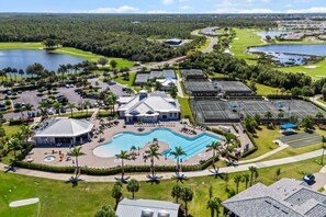 Eine Vogelperspektive eines Resorts mit Schwimmbad, Tennisplätzen und Golfbahnen.