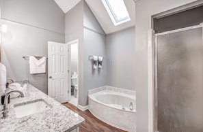 Shower, hair dryer, towels, shampoo - Cozy Patio, Mins to Downtown! Cordova Colonial (Memphis)