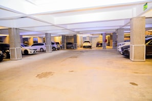 Eine mehrstöckige Parkgarage mit mehreren Autos.