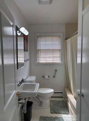 Bathroom - Adorable 2-bedroom house on the water in Tenants Harbor (Tenants Harbor)