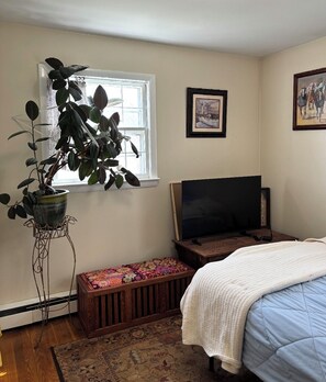 Room - Adorable 2-bedroom house on the water in Tenants Harbor (Tenants Harbor)