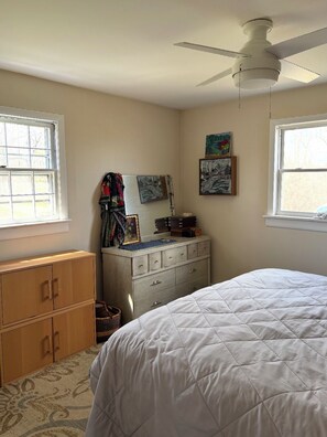Room - Adorable 2-bedroom house on the water in Tenants Harbor (Tenants Harbor)