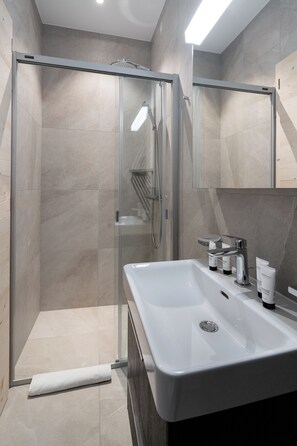 Appartement, balkon | Badkamer
