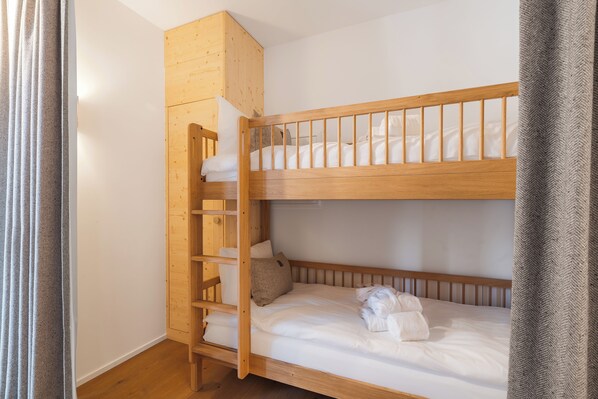 Appartement, balkon | Een kluis op de kamer, gratis wifi