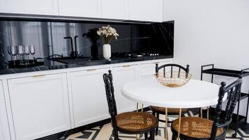 Family Suite, Patio, Courtyard View | Tempat makan
