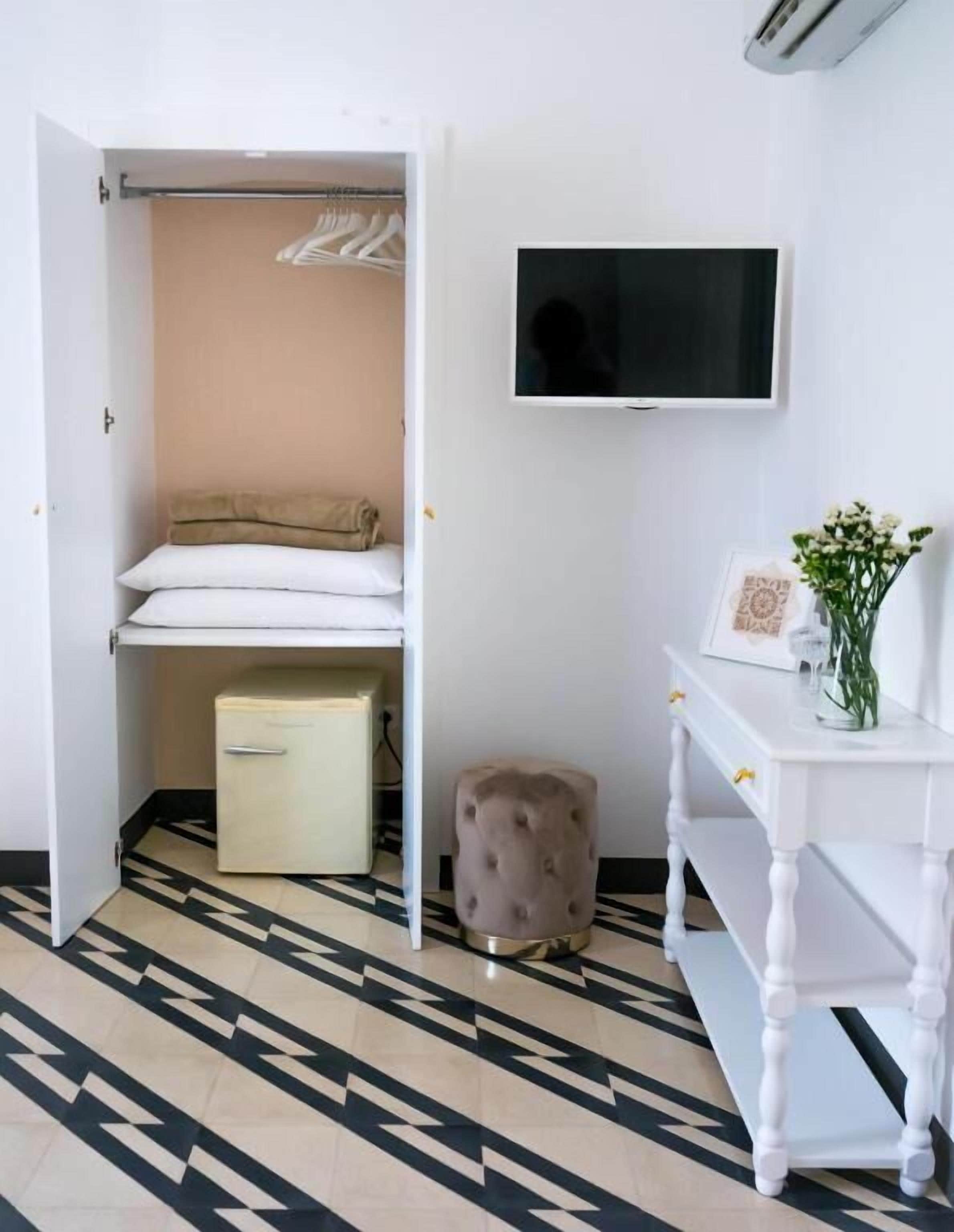 Deluxe Suite, Balcony, Courtyard View | Interior