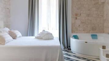 Suite – deluxe, balkong, bakgårdsutsikt | Safe på rommet, lydisolert og wi-fi (inkludert)