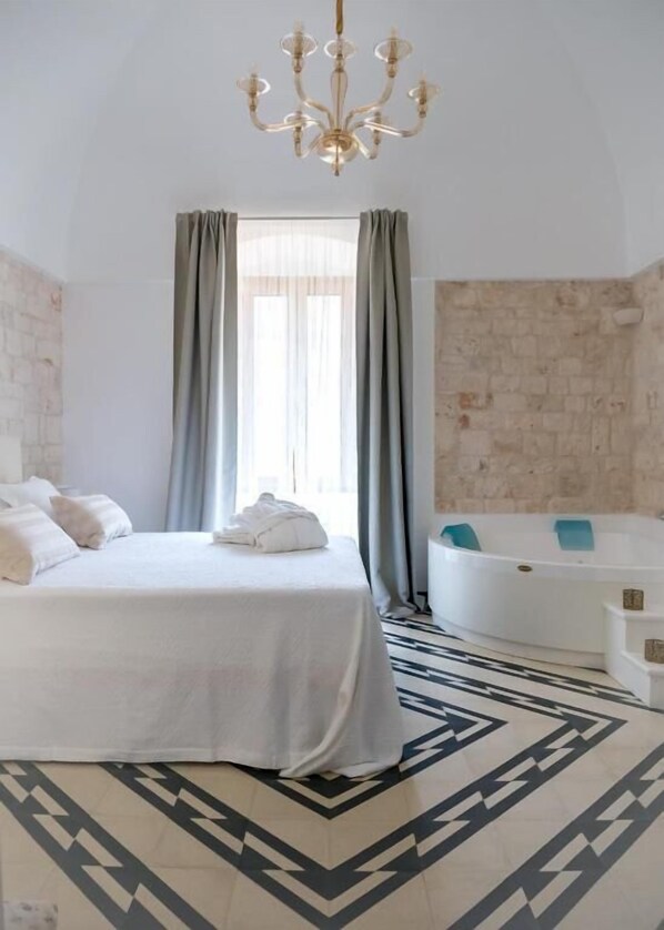 Deluxe Suite, Balcony, Courtyard View