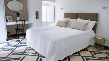 Family Suite, Patio, Courtyard View | Peti besi dalam bilik, kalis bunyi, Wi-fi percuma