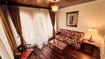 Suite superior, vistes al jardí | Sala d'estar