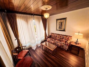Suite superior, vistas al jardín | Zona de estar