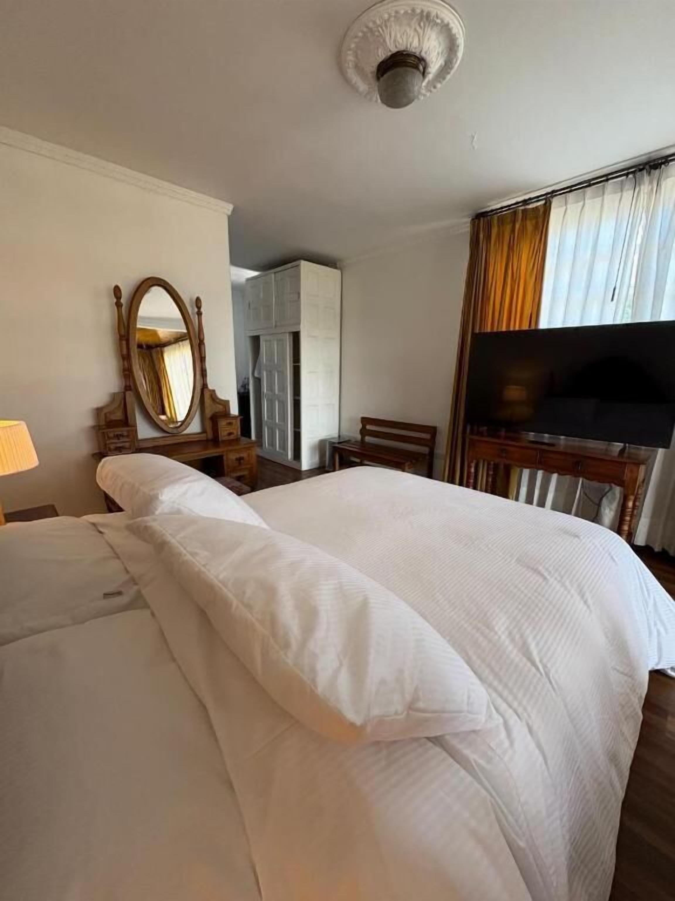 Suite superior, vistas al jardín | Tabla de planchar con plancha y wifi gratis