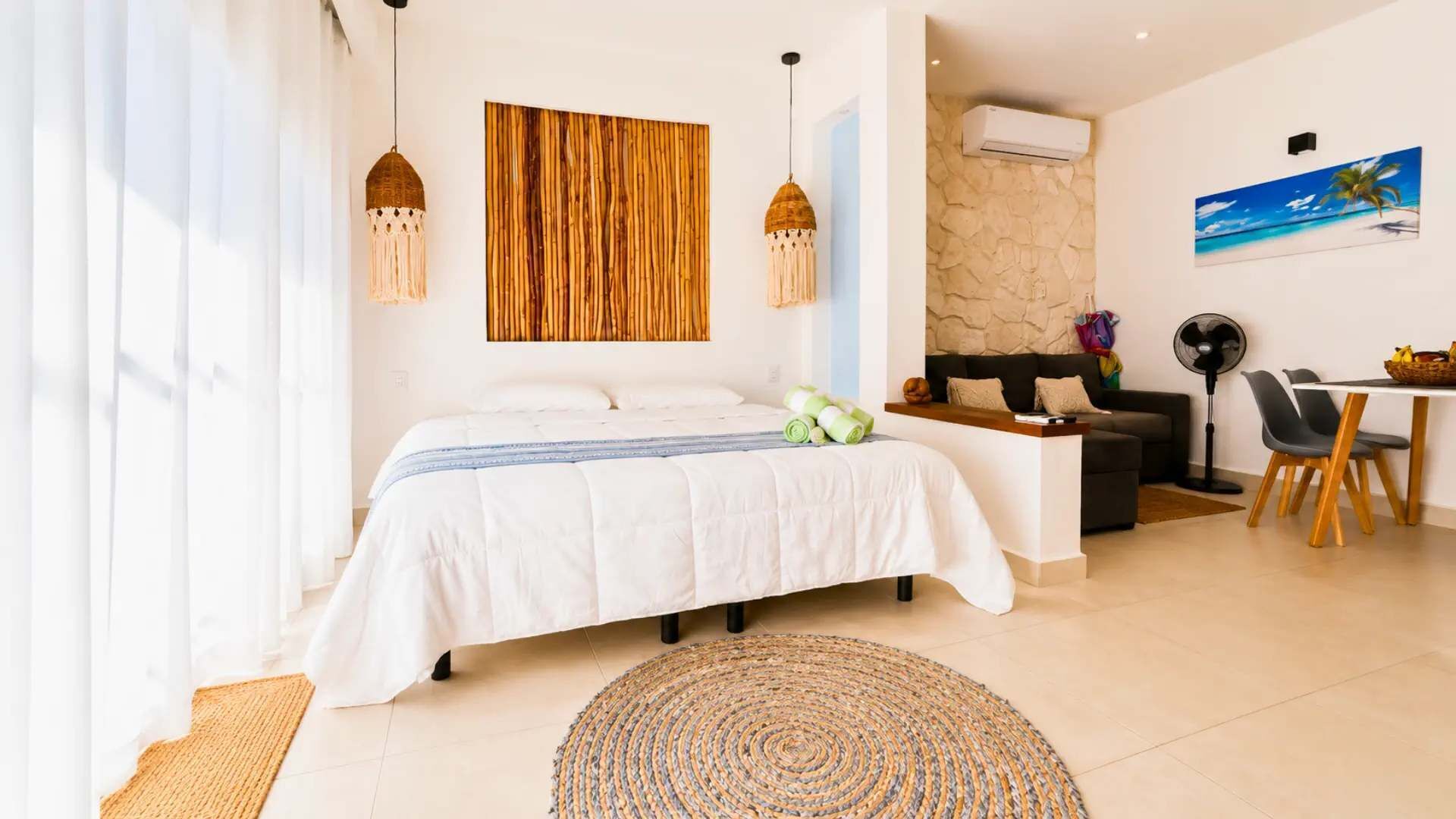 Tabla de planchar con plancha, wifi y ropa de cama 