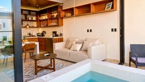 Ein modernes Wohnzimmer mit einer Couch, einem Couchtisch und einem Poolbereich.