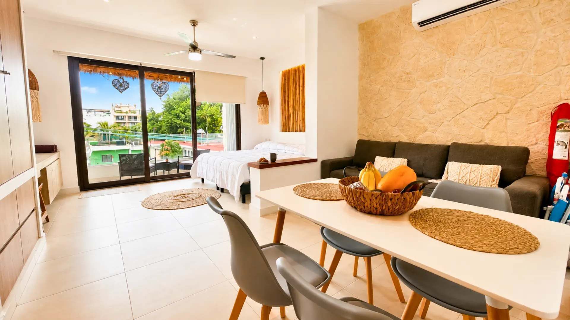 Une chambre d’hôtel moderne dotée d’un balcon, d’un coin repas et d’un espace de vie.