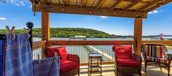 Lakefront cabin in no-wake cove w/ private boat dock & big back porch- sleeps 10