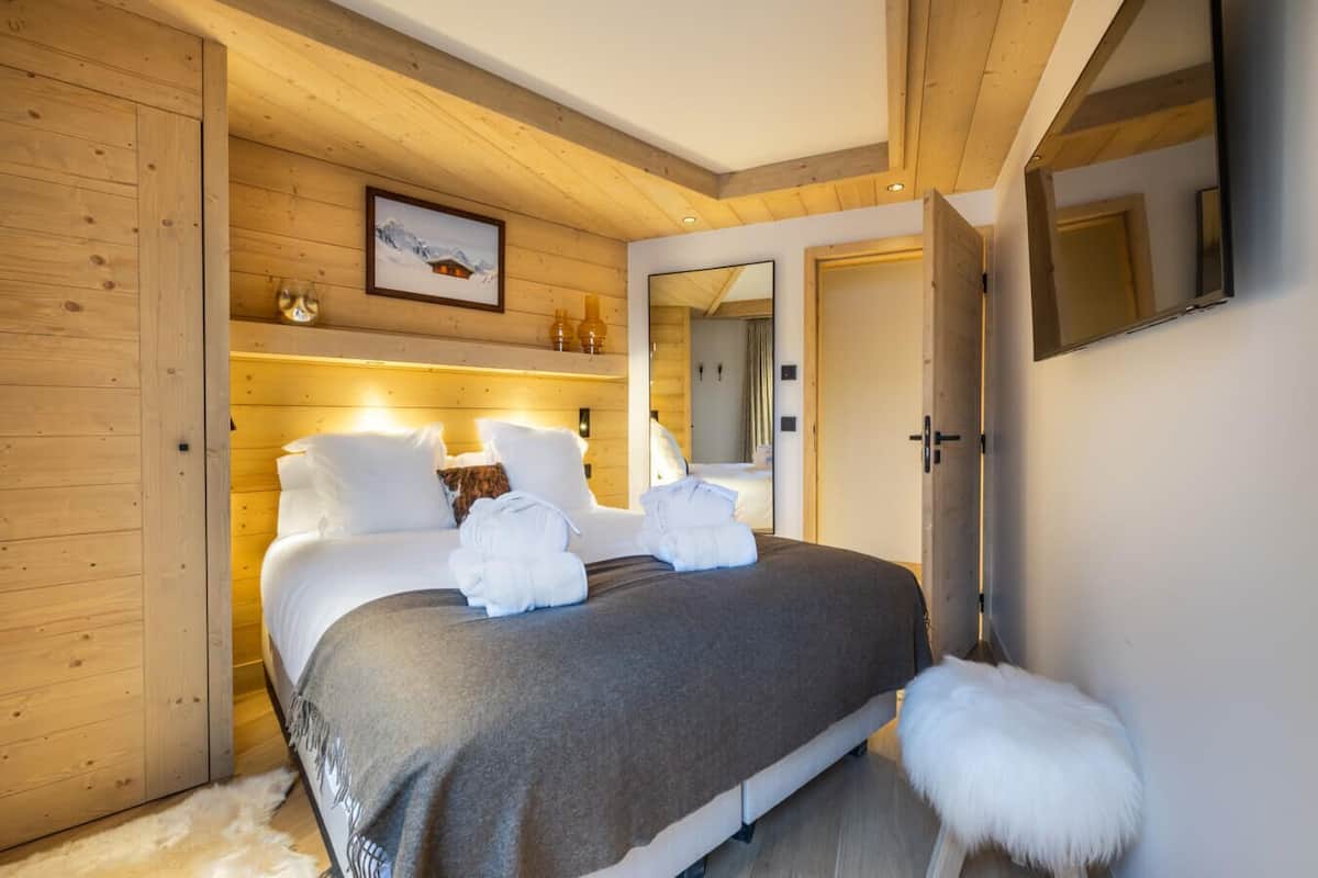 In-room safe, WiFi (free)