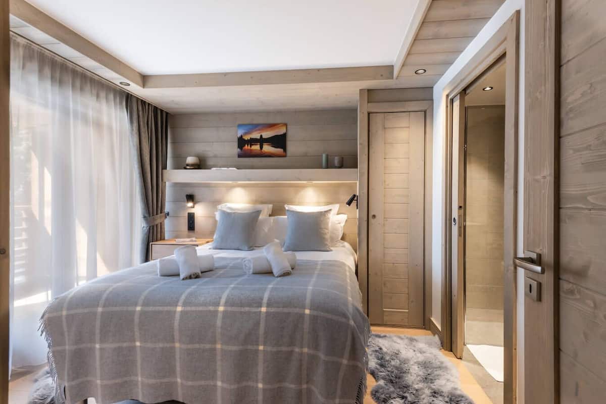 In-room safe, WiFi (free)