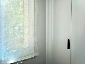 A room with a window, a door, and a wall. - Designed Costa Brava apartment with sea views (Girona)
