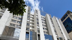 A modern building with a sign reading 'METROPOLIS EMCCAMP' and a 'ALUGA' sign. - LK Centro 5 (Belo Horizonte)