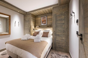 Alpine : Apartment 103 | Premium bedding, in-room safe, cribs (free), WiFi (free)