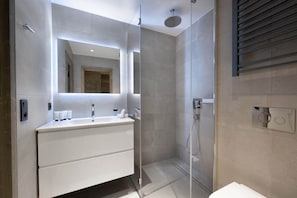 Appartement, 4 chambres, balcon | Salle de bain