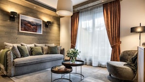 Alpine : Apartment 103 | 거실 공간 | 디지털 채널 시청이 가능한 81cm 평면 TV
