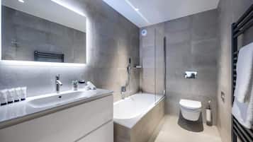 Apartemen, 4 kamar tidur, balkon | Kamar mandi