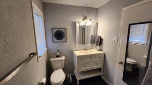 Bathroom - Gorgeous Family Home Denton, TWU, UNT (Denton)