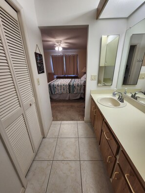 Shower, hair dryer, towels, soap - 2-bdrm/2 bath condo in Fort Myers on glof course in central location (Fort Myers)