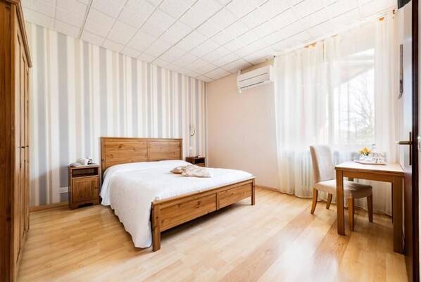 Habitación doble, vista al jardín | Escritorio y wifi gratis 