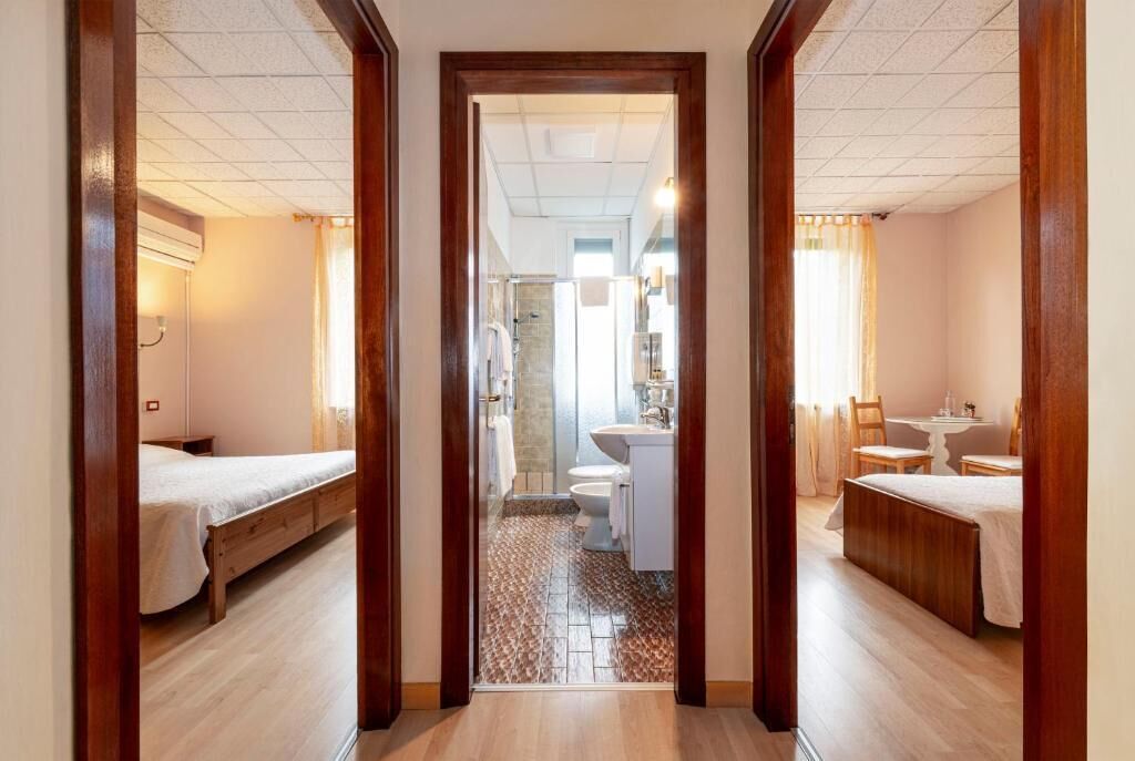 Habitación cuádruple, vista al jardín | Escritorio y wifi gratis 