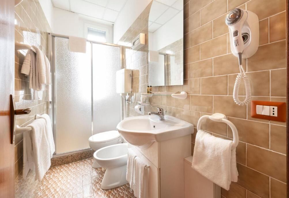 Chambre Quadruple, vue jardin | Salle de bain