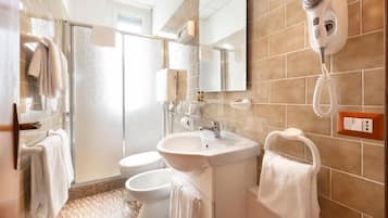Chambre Quadruple, vue jardin | Salle de bain