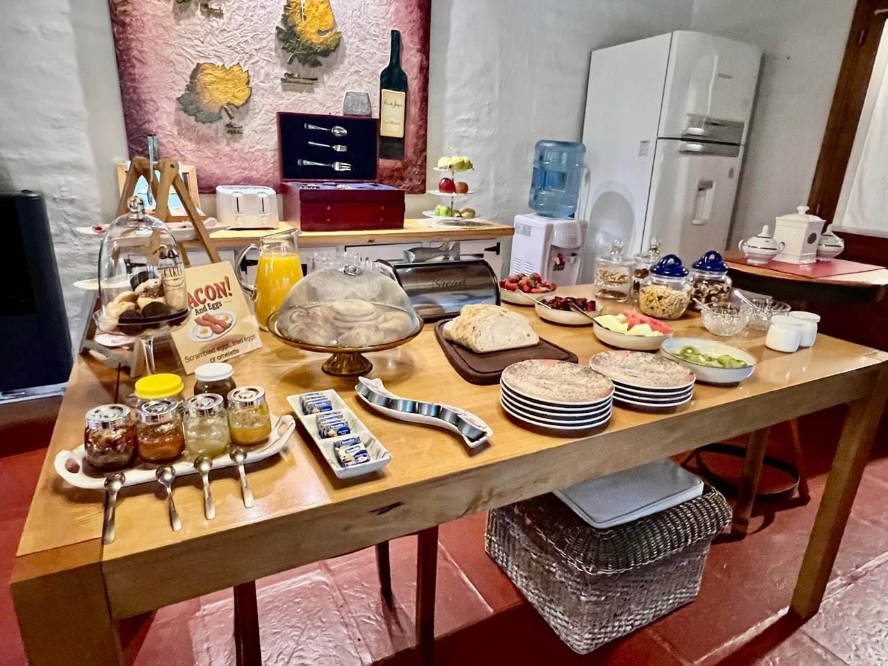 Un buffet de petit-déjeuner proposant une variété d’aliments et d’accompagnements.