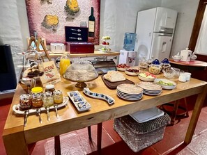 Un bufé de desayuno con diversas opciones de comida y salsas.