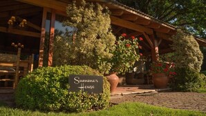 A wooden building with a sign reading 'Summer House.' - Casa de Coria (Chacras de Coria)