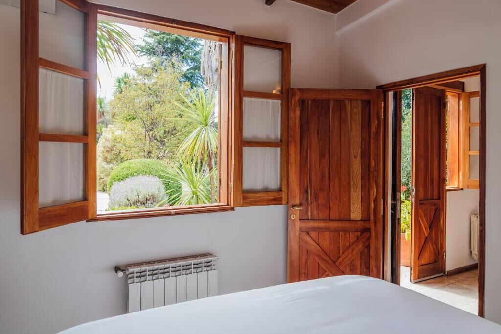 Caja fuerte, tabla de planchar con plancha, wifi gratis y ropa de cama