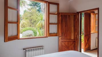 Caja fuerte, tabla de planchar con plancha, wifi gratis y ropa de cama